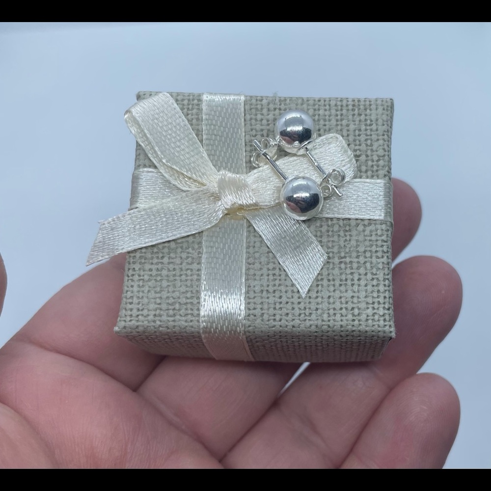 925 Sterling silver with rhodium ball studs - Picture 4 of 7